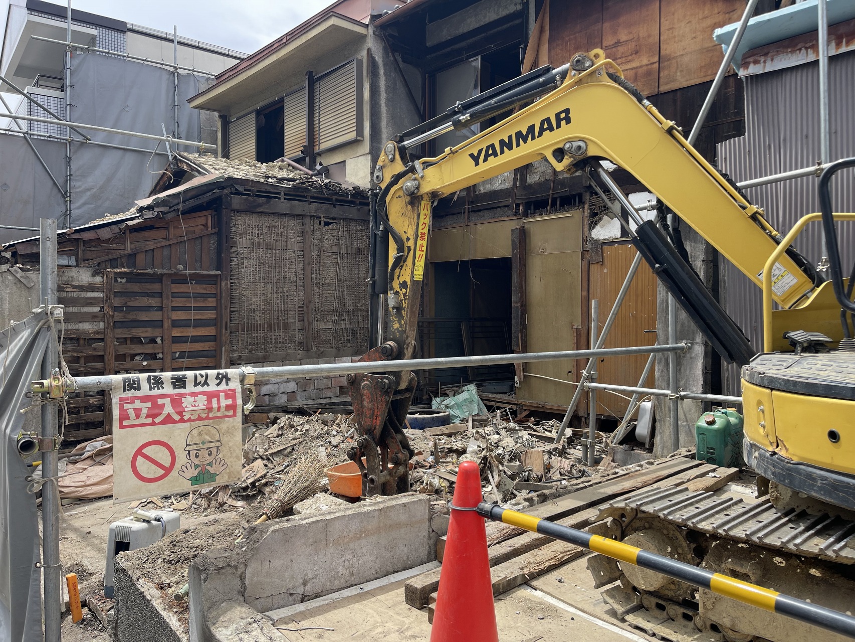 木造2階建建屋解体中写真