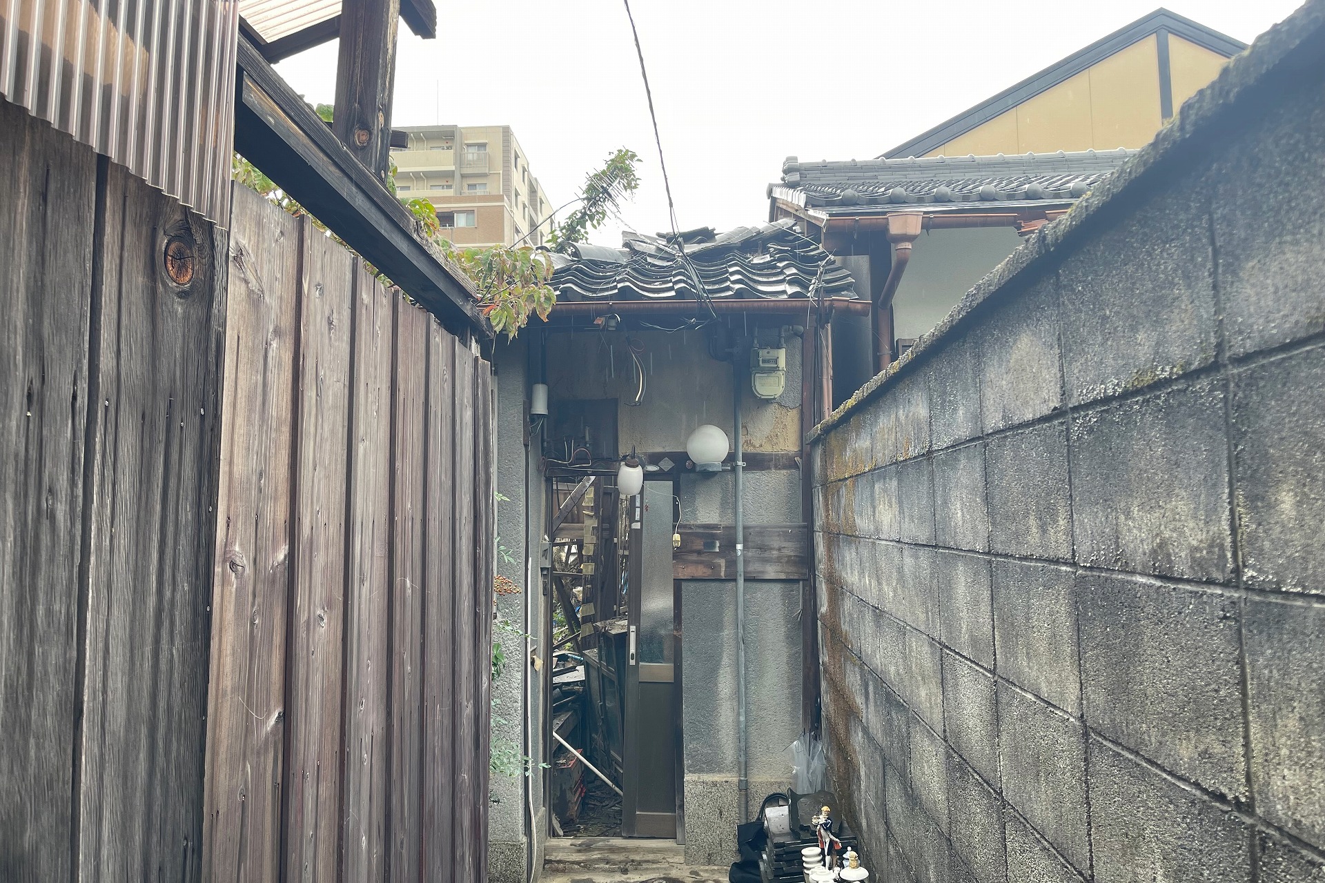 袋小路での解体着工前写真